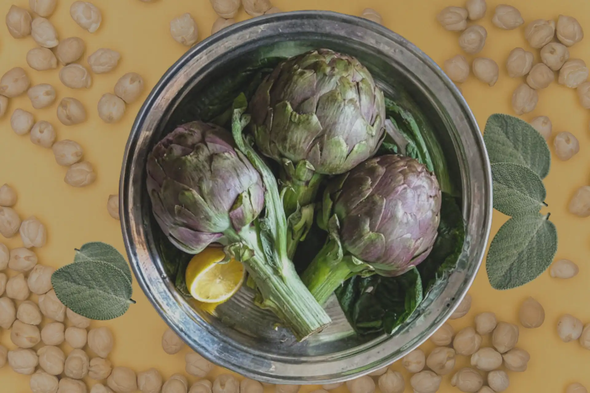 Piatto ayurvedico sano e delizioso con ceci e carciofi, perfetto per una dieta vegetariana o vegana nutriente.